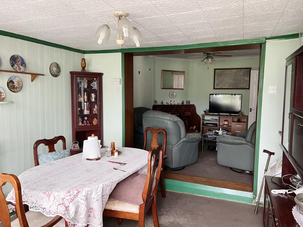 Lot: 161 - BUNGALOW WITH STRUCTURAL MOVEMENT FOR REPAIR OR SITE RE-DEVELOPMENT - Living and Dining Room